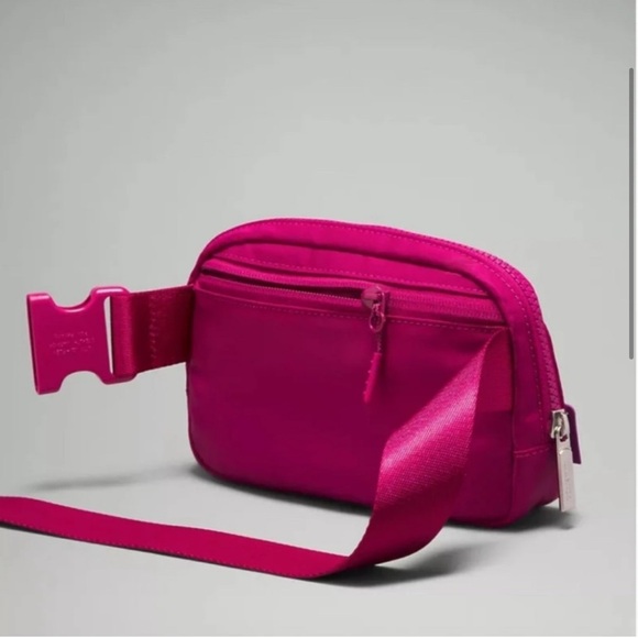 Everywhere Belt Bag 1L Wild Berry - Picture 3 of 7